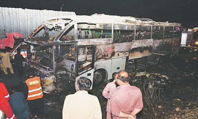 Aur Sunao - Bus Fire: At Least 11 People Were Killed Near Nooriabad Jamshoro