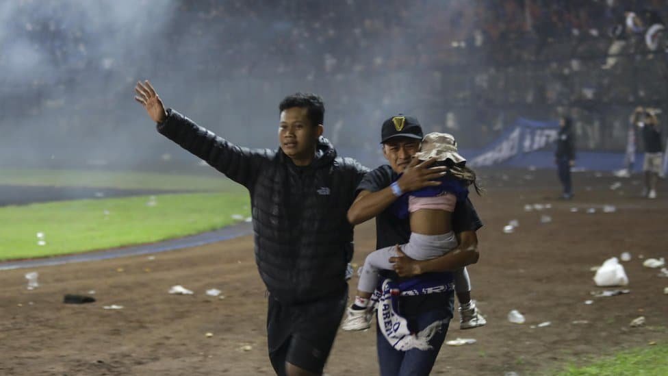 Aur Sunao - Indonesia At Least 125 People Were Killed In A Crush At A Football Stadium