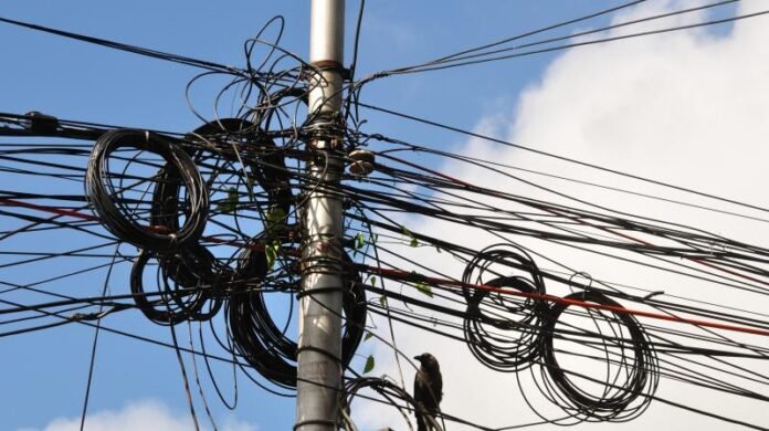 Aur Sunao - Overhead Cables In Karachi Should Be Put Underground, Cable Operators Association