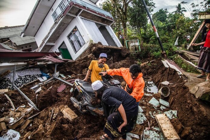 Aur Sunao - Indonesian Rescuers Are Scrambling To Find Victims Of The Devastating Earthquake.