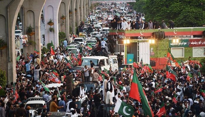 Aur Sunao - PTI Protests Disturb Daily Life In Pindi, Islamabad