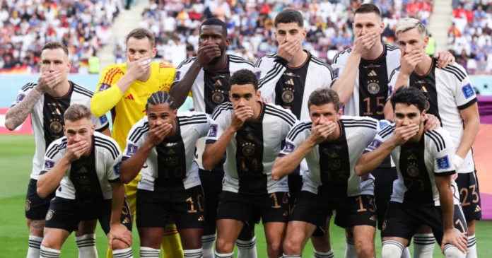 Aur Sunao - Germany Players Cover Their Mouths In A Team Photo To Protest Fifa's 