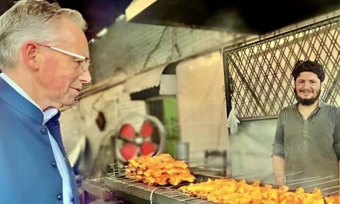 Aur Sunao - Australian High Commissioner Enjoys Famous Flavorful Charsi Tikka In Peshawar